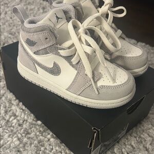 Kids White and Gray Jordan 1 Mid Sneakers 8C Toddler